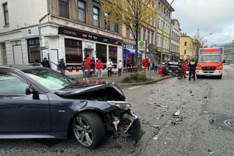Autowrack nach einem Zusammenprall in Hamburg