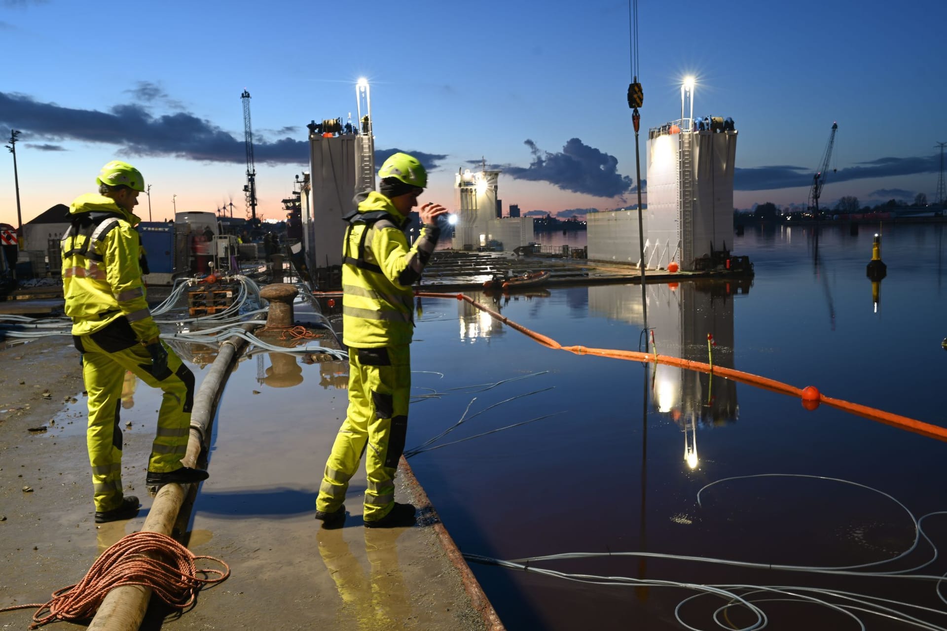 Mitarbeiter der Bergungsfirma begutachten mit Taschenlampen den Fortschritt der Bergung: Das Binnenschiff "Sabine" war Anfang Oktober beim Beladen mit Kies gesunken.