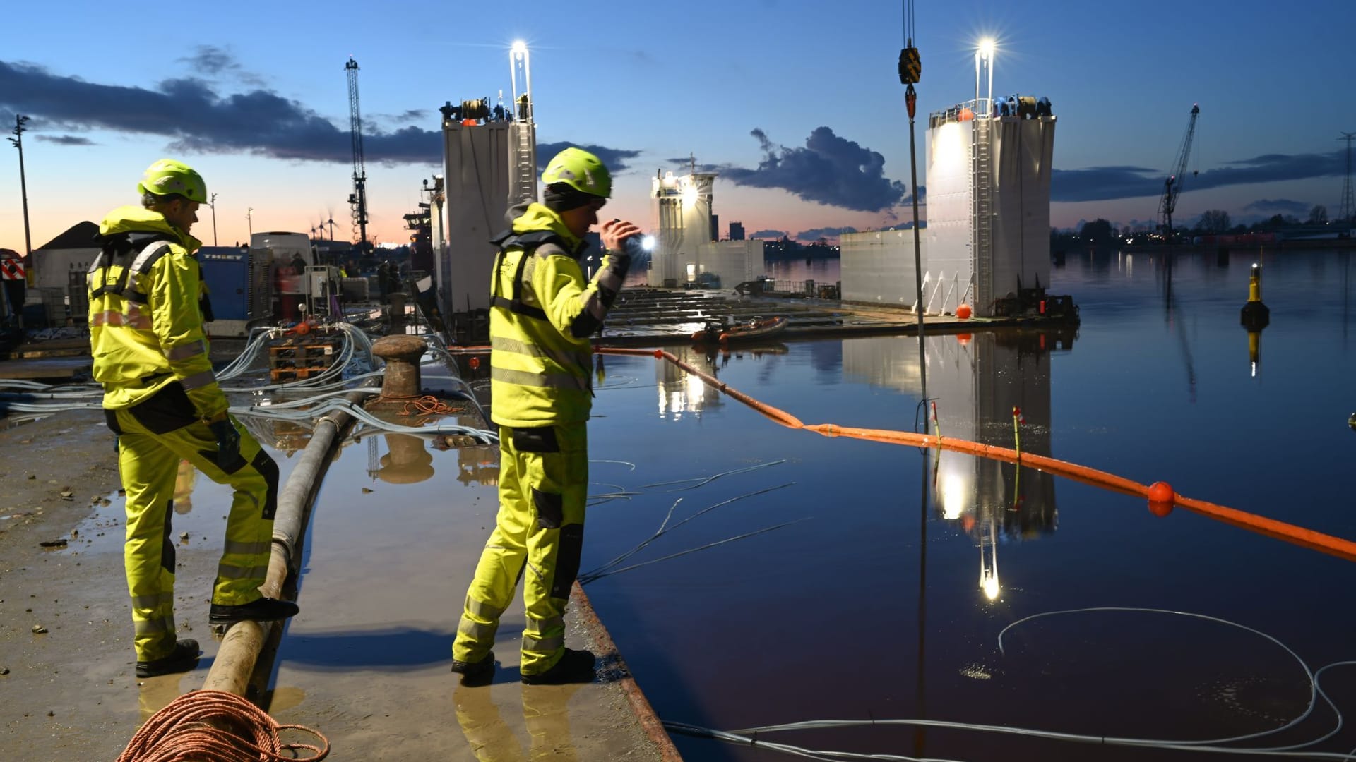 Mitarbeiter der Bergungsfirma begutachten mit Taschenlampen den Fortschritt der Bergung: Das Binnenschiff "Sabine" war Anfang Oktober beim Beladen mit Kies gesunken.