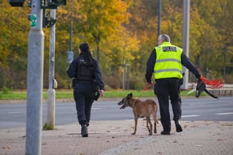 Dresden: Die Polizei sucht seit Montagmorgen nach einem Mädchen und einem Tatverdächtigen, der es bedrängt haben soll.