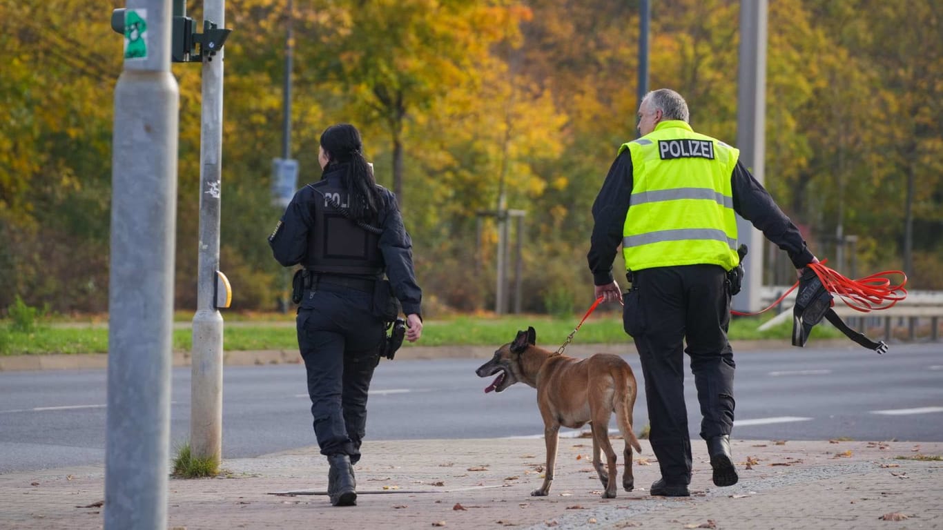 Dresden: Die Polizei sucht seit Montagmorgen nach einem Mädchen und einem Tatverdächtigen, der es bedrängt haben soll.