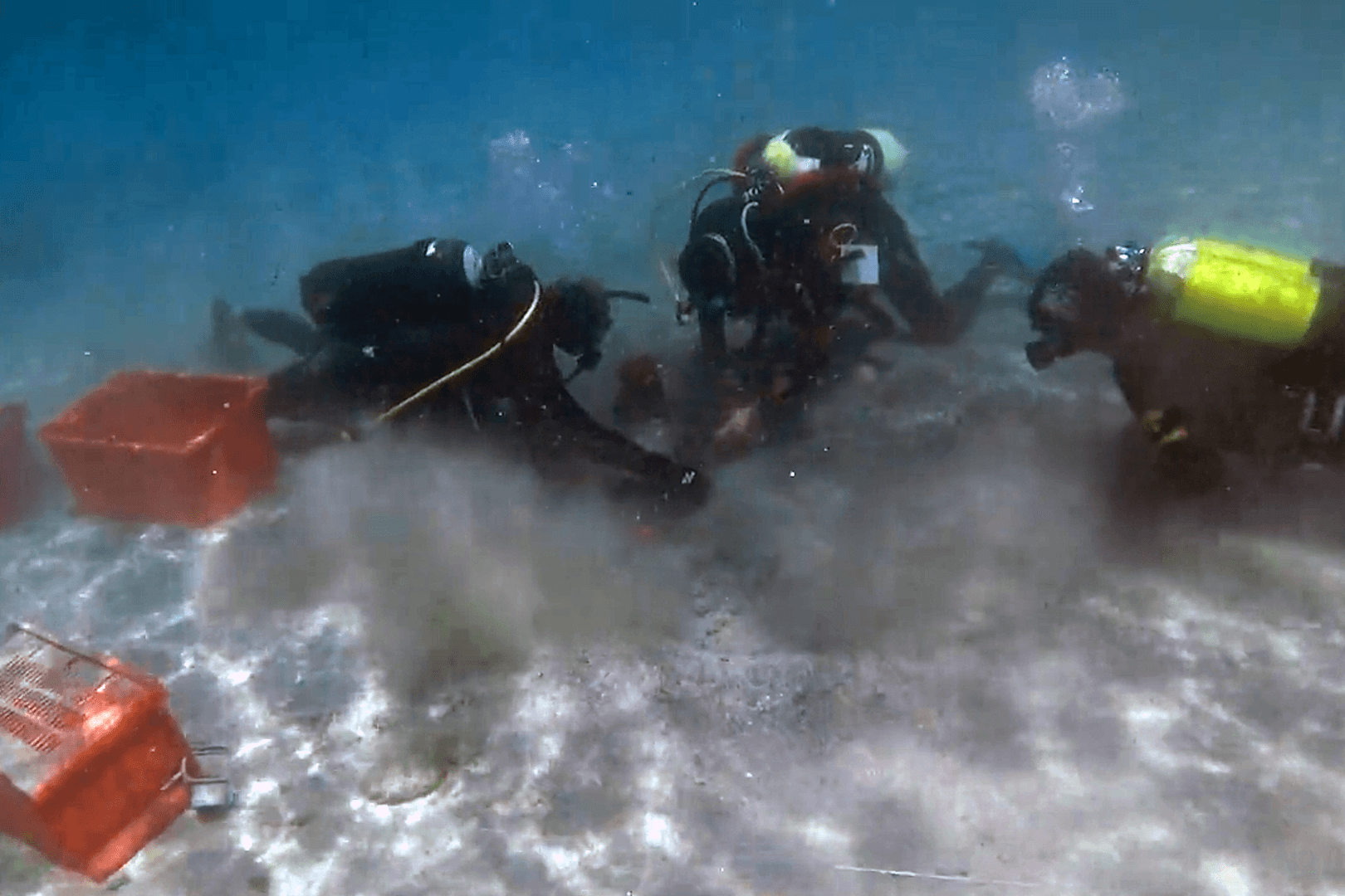 Vor der Nordküste Sardiniens haben Taucher einen antiken Schatz geborgen.