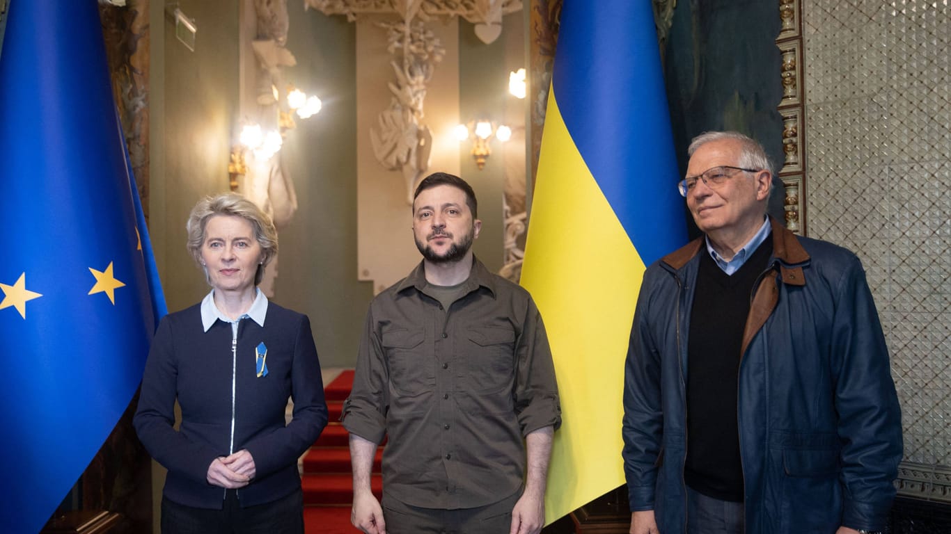 Von links nach rechts: Ursula von der Leyen, Volodymyr Selenskyj, Josep Borrel (Archivbild): Schon kurz nach dem Überfall Russlands auf die Ukraine, stellt die Ukraine einen Antrag auf Aufnahme.