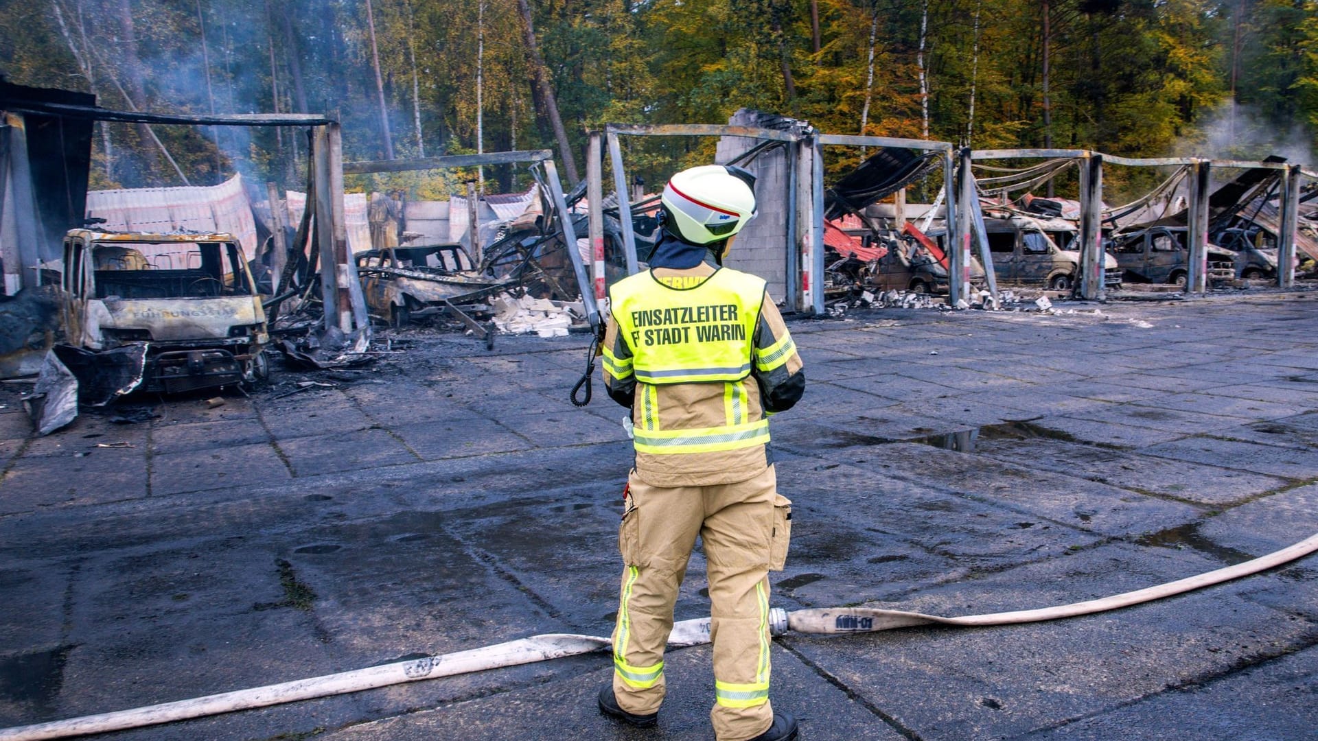 Feuerwehrfahrzeuge bei Brand zerstört Feuerwehrfahrzeuge bei Brand zerstört