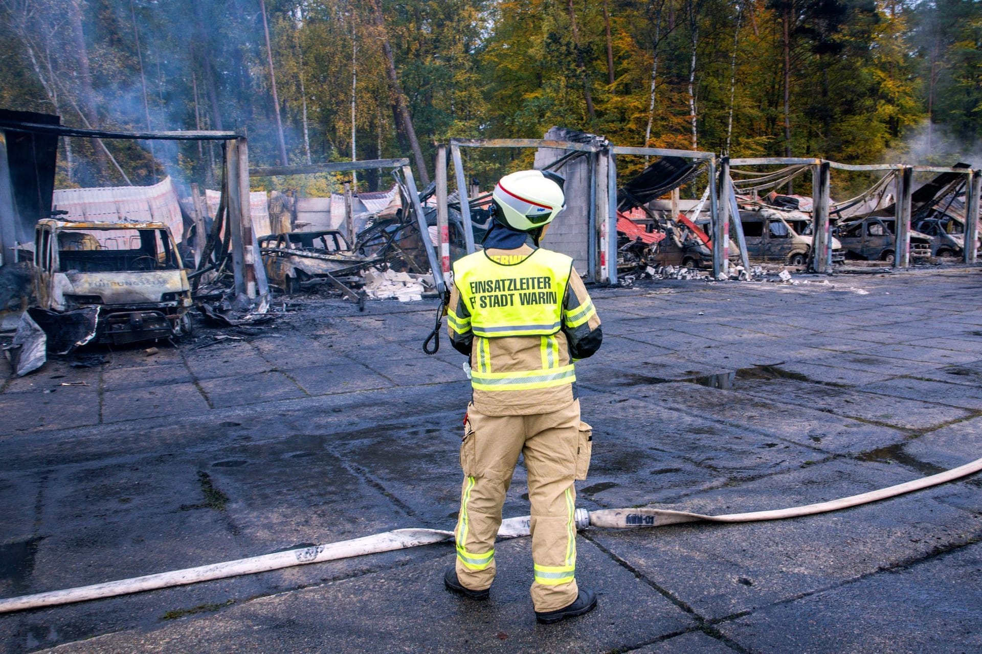Feuerwehrfahrzeuge bei Brand zerstört