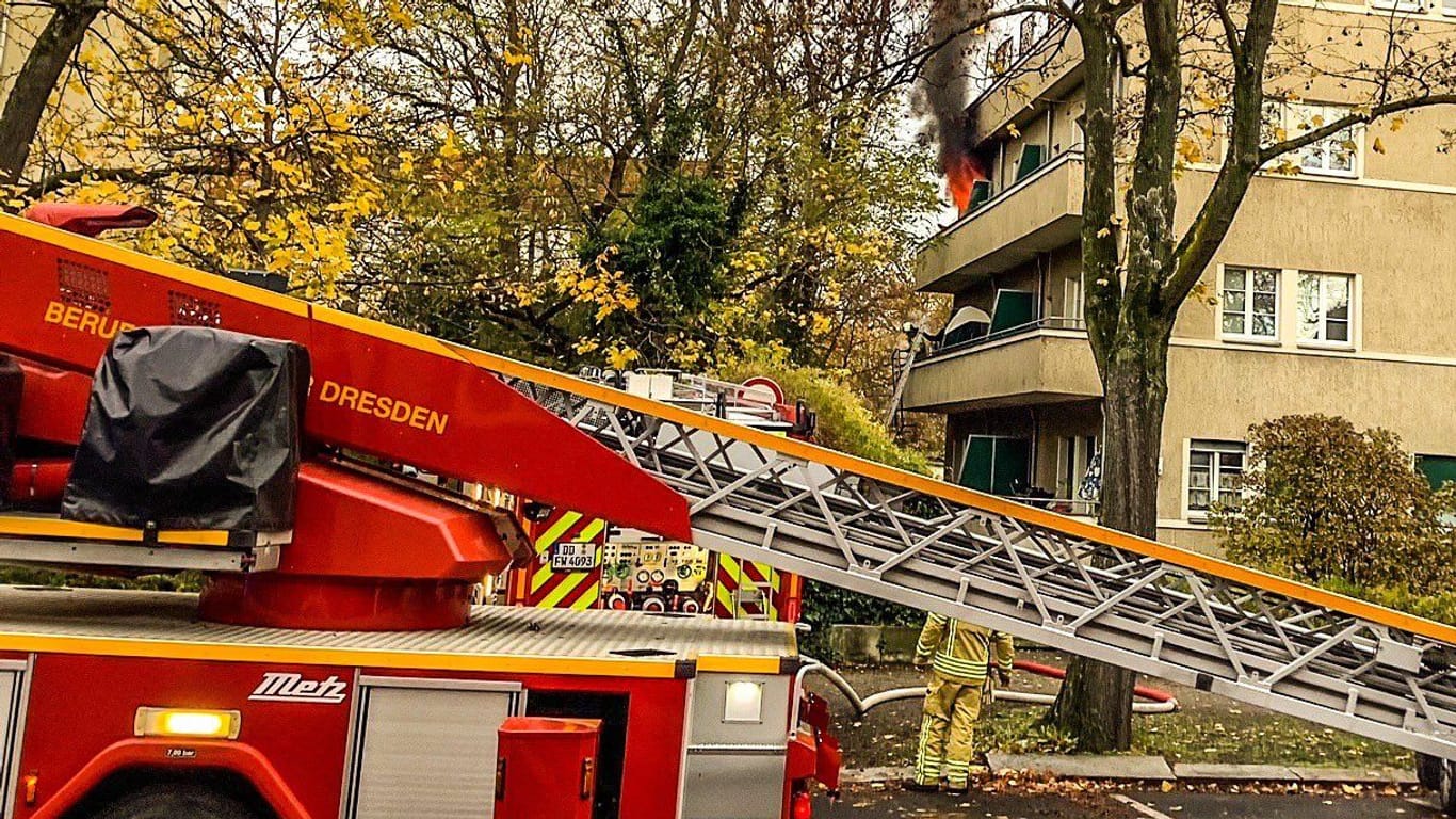 Rauchwolke über Dresden-Striesen: Die Feuerwehrkräfte konnten die Wohnung im Vollbrand zügig löschen.