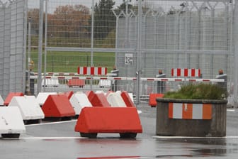Hamburg Airport: Der Flughafen hat neue Boller zum Schutz des Geländes aufgestellt.