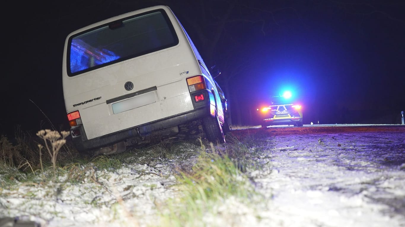 Ein Fahrzeug steht nach einem Unfall bei Schneefall am Straßenrand: Auf der B 51 bei Bassum ist am Abend eine Autofahrerin mit ihrem Wagen gegen einen Baum geprallt.