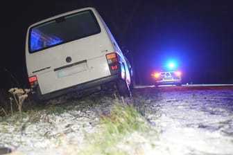 Ein Fahrzeug steht nach einem Unfall bei Schneefall am Straßenrand: Auf der B 51 bei Bassum ist am Abend eine Autofahrerin mit ihrem Wagen gegen einen Baum geprallt.