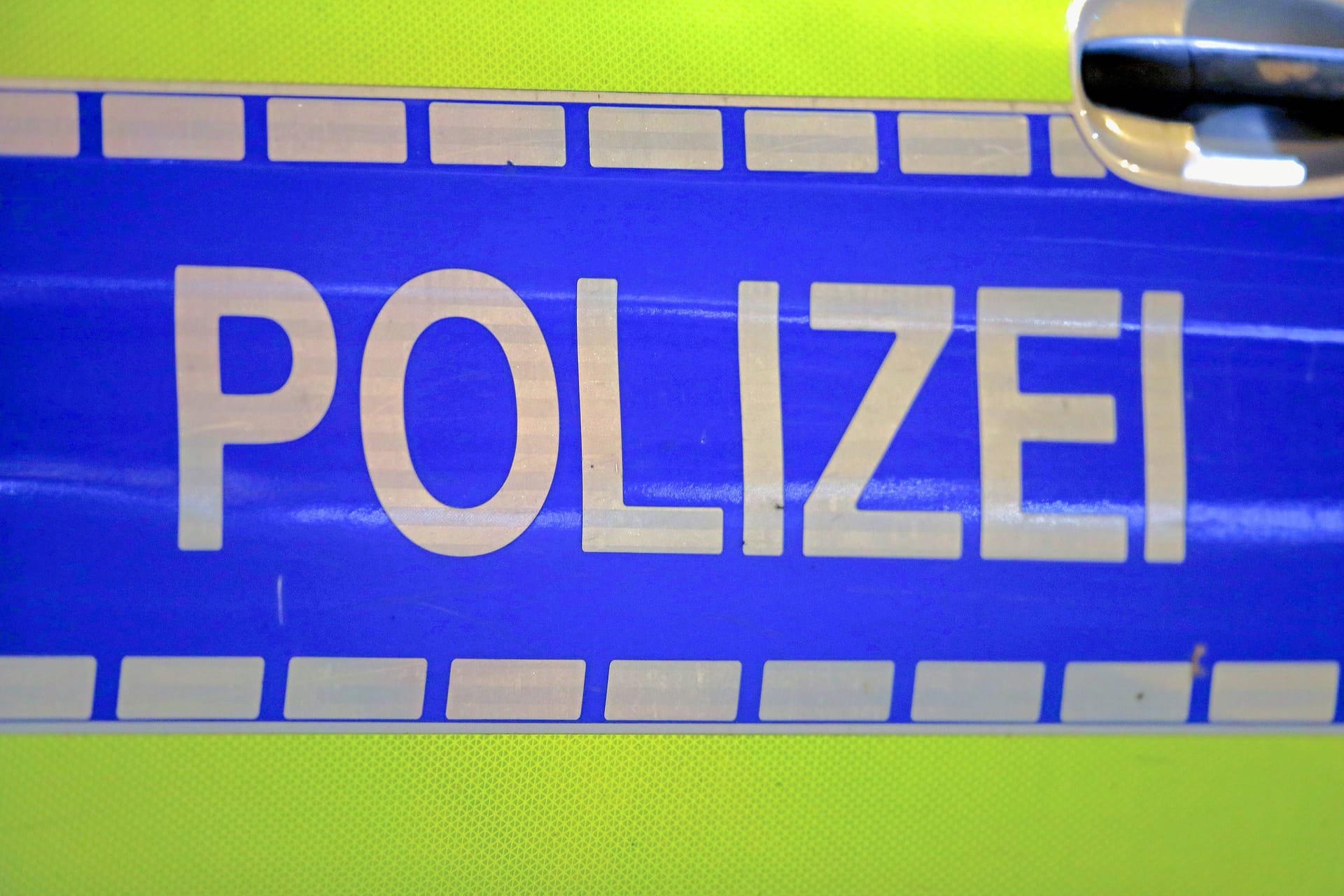 Polizei Schriftzug in Nahaufnahme (Symbolfoto): In Nürnberg ist bei einem Streit unter Kindern ein 13-Jähriger schwer verletzt worden.