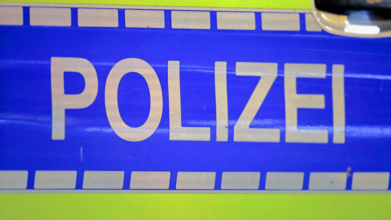 Polizei Schriftzug in Nahaufnahme (Symbolfoto): In Nürnberg ist bei einem Streit unter Kindern ein 13-Jähriger schwer verletzt worden.
