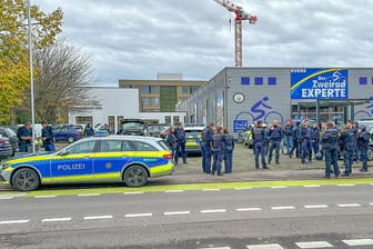 Einsatzkräfte der Polizei: In Offenburg gibt es einen Großeinsatz vor einer Schule.