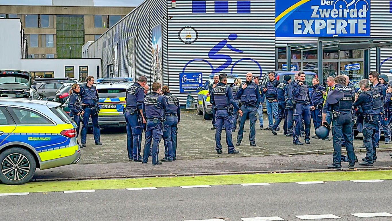 Einsatzkräfte der Polizei: In Offenburg gibt es einen Großeinsatz vor einer Schule.
