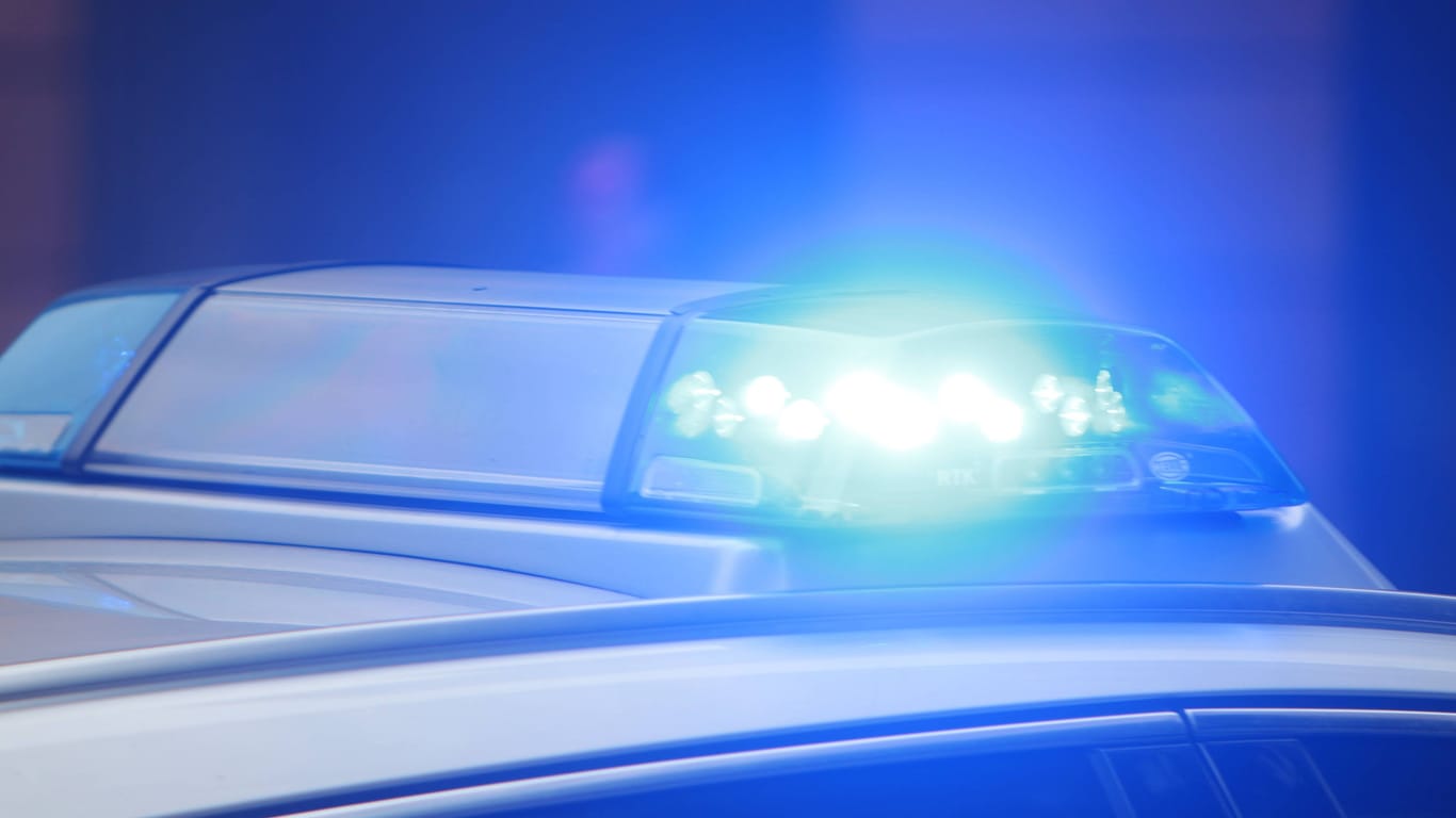Einsatzwagen der Polizei mit eingeschaltetem Blaulicht (Symbolfoto)