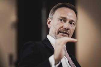 Berlin: FDP-Chef Christian Lindner bei einem Interview.