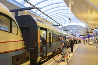 Der Salzburger Hauptbahnhof (Symbolfoto): Ganz in der Nähe wurde der Deutsche zum Überfall-Opfer.