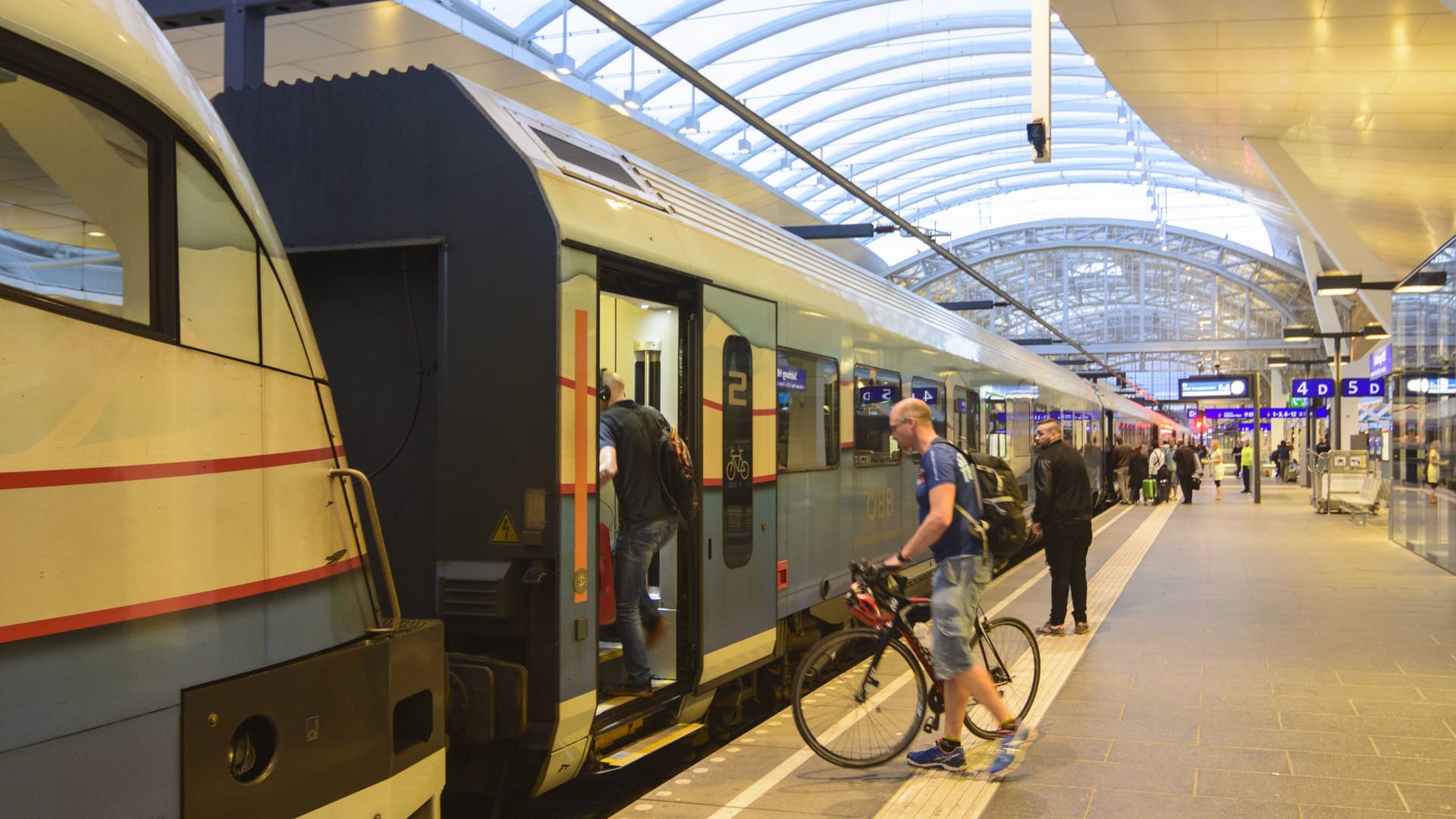 Der Salzburger Hauptbahnhof (Symbolfoto): Ganz in der Nähe wurde der Deutsche zum Überfall-Opfer. Der Salzburger Hauptbahnhof (Symbolfoto): Ganz in der Nähe wurde der Deutsche zum Überfall-Opfer.