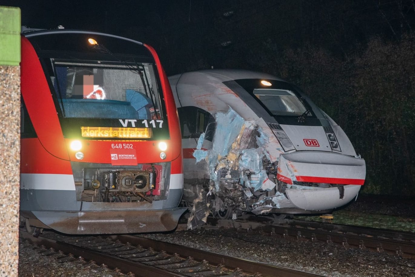 Zwei Züge sind am Mittwoch miteinander kollidiert: Ein ICE soll einen Regionalzug gerammt haben.