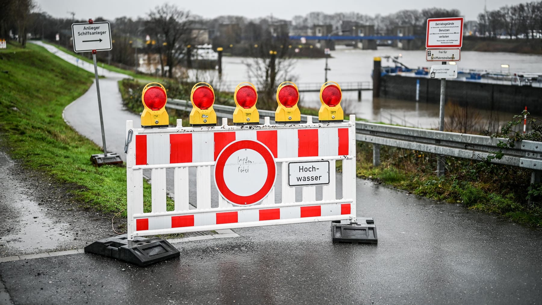 Duisburg: Steigender Rheinpegel Und Hochwasser – Sperrtor Und Straßen Dicht