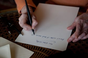 Eine Person schreibt ihr Testament: Handschriftlichkeit ist eine wichtige Voraussetzung, damit der letzte Wille gültig ist.