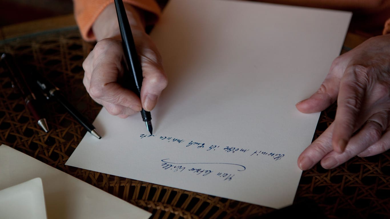 Eine Person schreibt ihr Testament: Handschriftlichkeit ist eine wichtige Voraussetzung, damit der letzte Wille gültig ist.