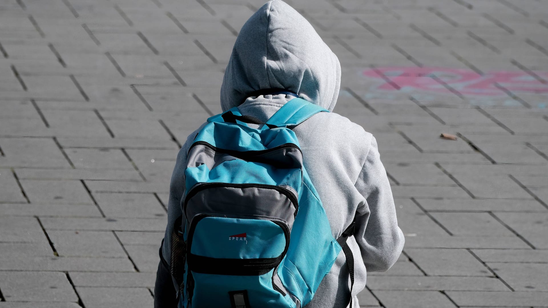 Schüler sitzt auf Schulhof (Symbolbild): In Baden-Württemberg wurde ein Schüler ins Krankenhaus geprügelt.