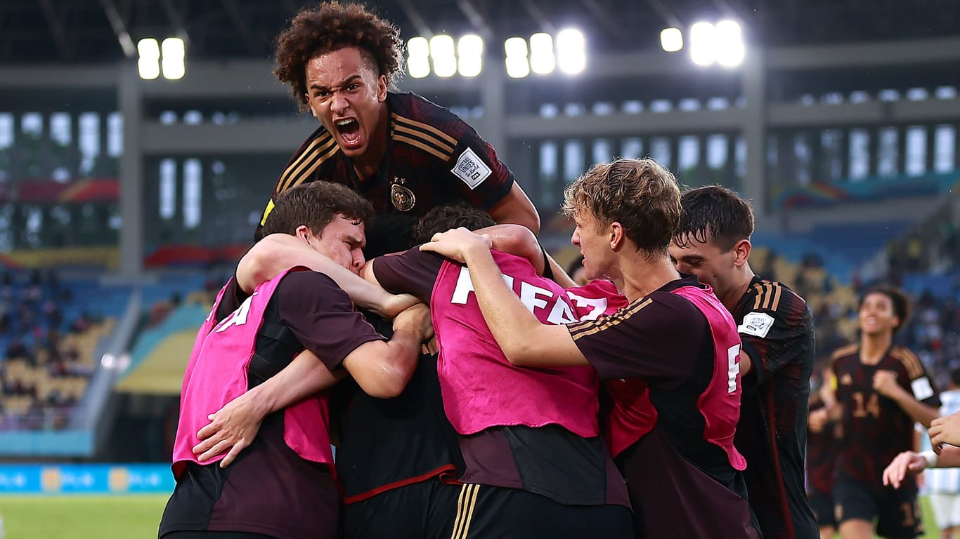 Deutschlands Spieler feiern das zwischenzeitliche Tor zum 3:2: gegen Argentinien erlebte die DFB-Auswahl eine dramatische Partie.