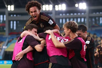 Deutschlands Spieler feiern das zwischenzeitliche Tor zum 3:2: gegen Argentinien erlebte die DFB-Auswahl eine dramatische Partie.