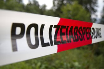 Polizeiabsperrung (Symbolbild): In NRW kam es zu einem heftigen Unfall.