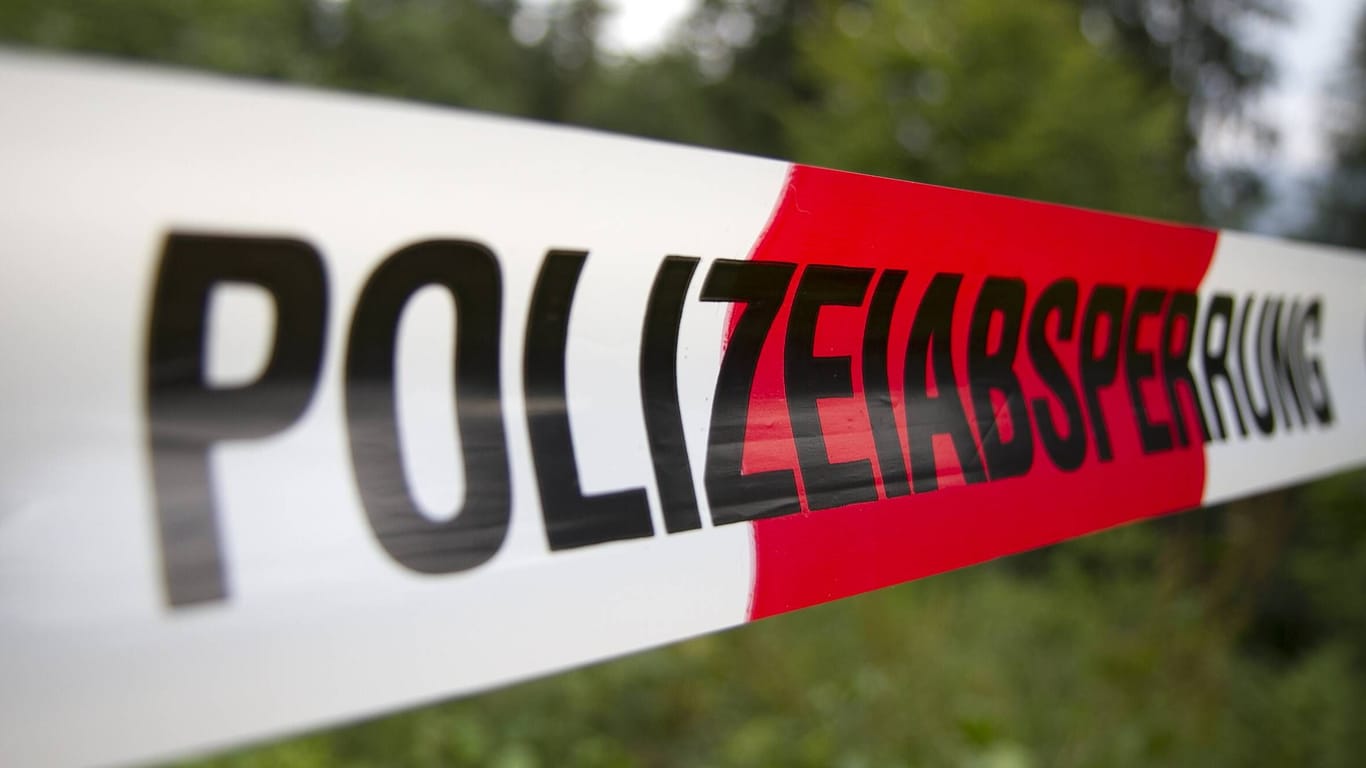 Polizeiabsperrung (Symbolbild): In NRW kam es zu einem heftigen Unfall.