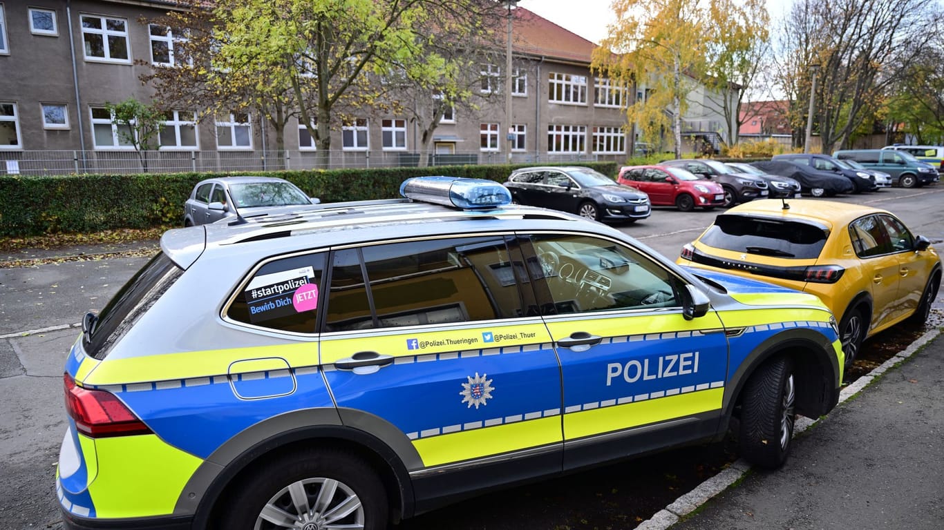 Polizeifahrzeug vor der Erfurter Grundschule am Schwemmbach: An der Schule waren nach Angaben der Polizei Freitag Mails mit Bombendrohungen eingegangen.