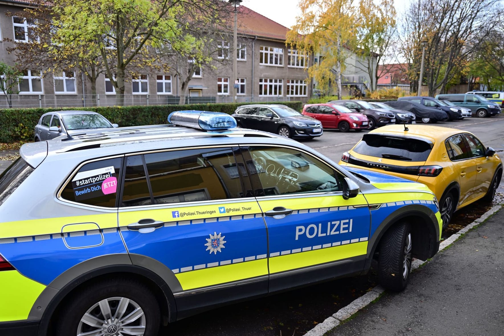 Polizeifahrzeug vor der Erfurter Grundschule am Schwemmbach: An der Schule waren nach Angaben der Polizei Freitag Mails mit Bombendrohungen eingegangen.