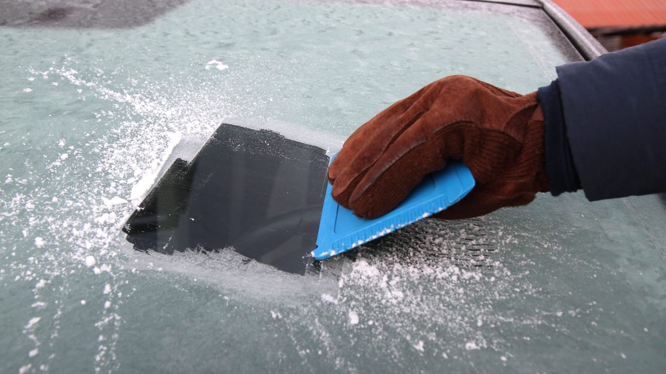 Noch besser: Ein Eiskratzer gehört im Winter in jedes Auto.