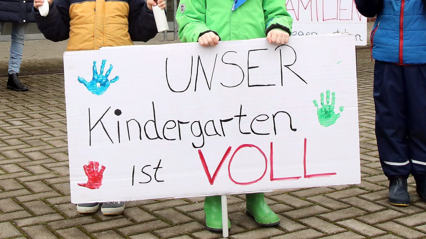 Mahnwache zum Kita-Notstand (Symbolbild): Die Gewerkschaft Verdi macht in Hamburg auf die personelle Schieflage bei der Kinderbetreuung aufmerksam und stellt Forderungen an die Politik.
