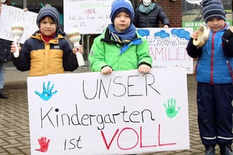 Mahnwache zum Kita-Notstand (Symbolbild): Die Gewerkschaft Verdi macht in Hamburg auf die personelle Schieflage bei der Kinderbetreuung aufmerksam und stellt Forderungen an die Politik.