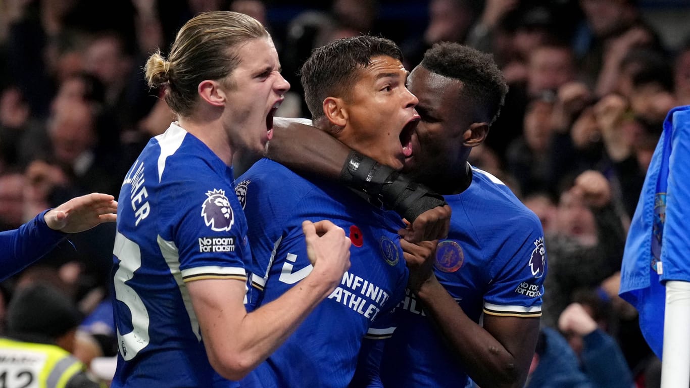 Chelseas Spieler feiern ein Tor: Die Partie gegen Manchester City lief spektakulär.