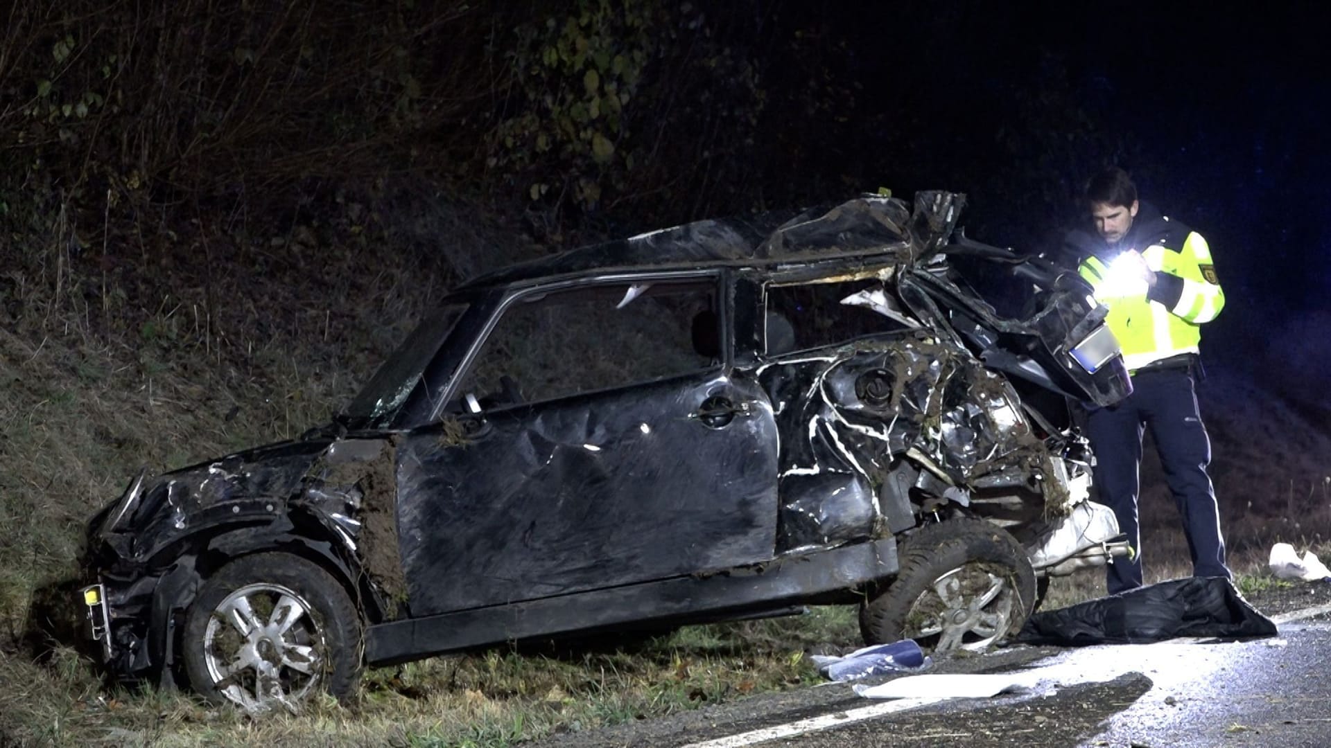 Auto stürzt Böschung herab Auto stürzt Böschung herab
