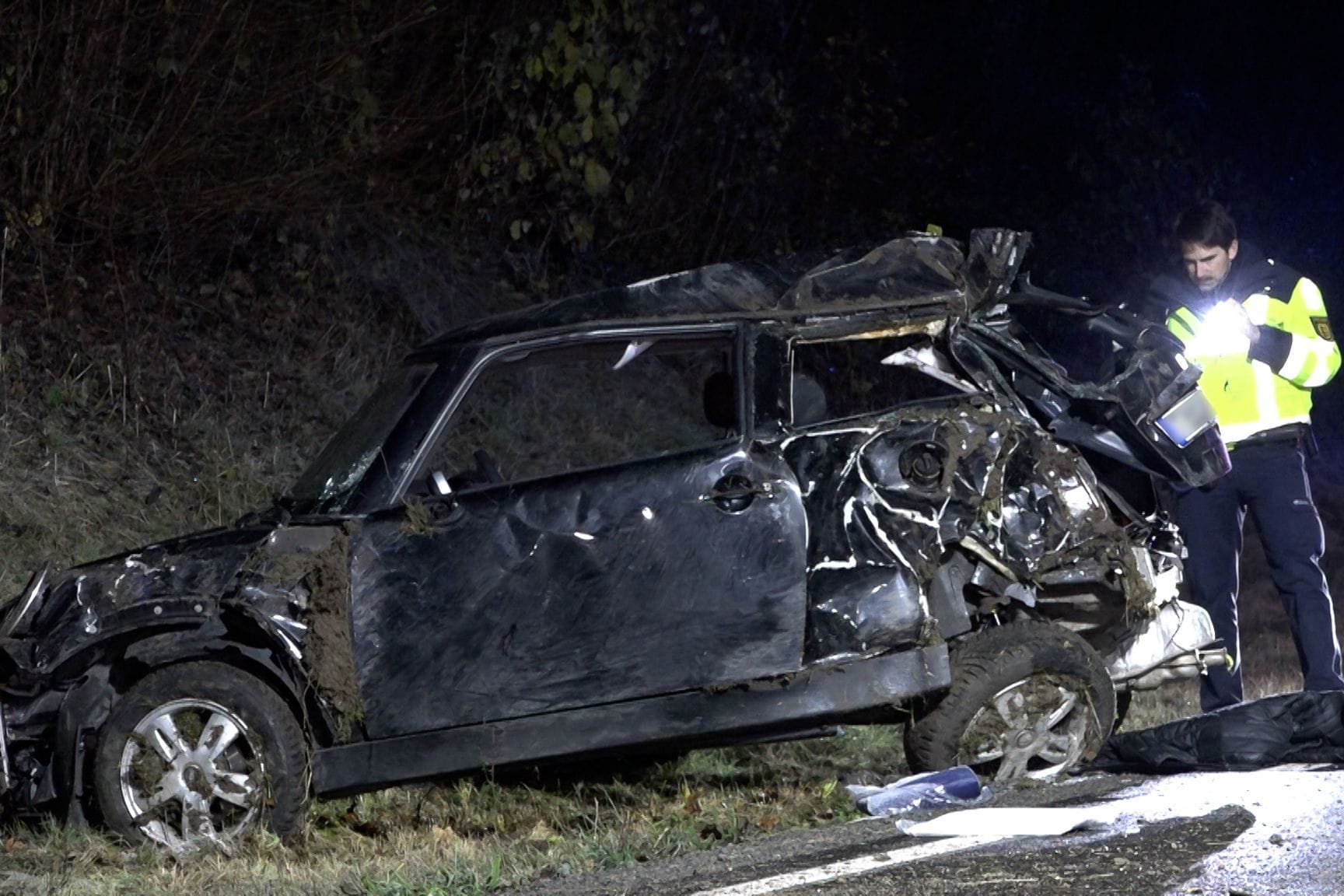 Auto stürzt Böschung herab
