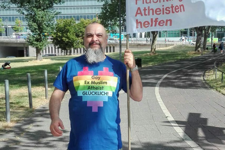 Ali Utlu: Der 52-Jährige Ex-Muslim zeigt hier 2019 Flagge für einen Verein, der vor allem vor dem Islam geflüchteten Menschen hilft. Er wollte AfD-Mitglied werden.