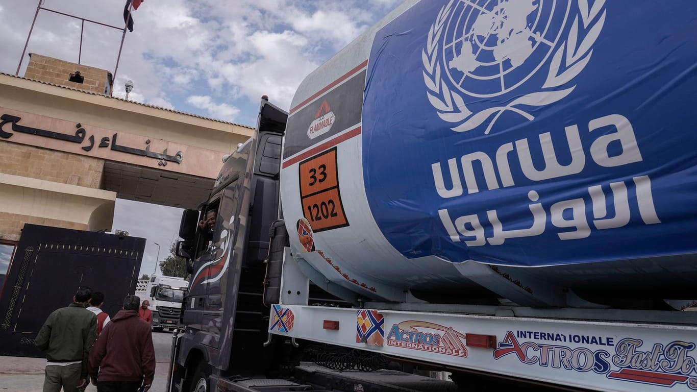 Ein Lastwagen mit Treibstoff fährt von Rafah, Ägypten, nach Gaza: Die bisherigen Treibstofflieferungen reichen noch nicht für eine minimale humanitäre Versorgung.