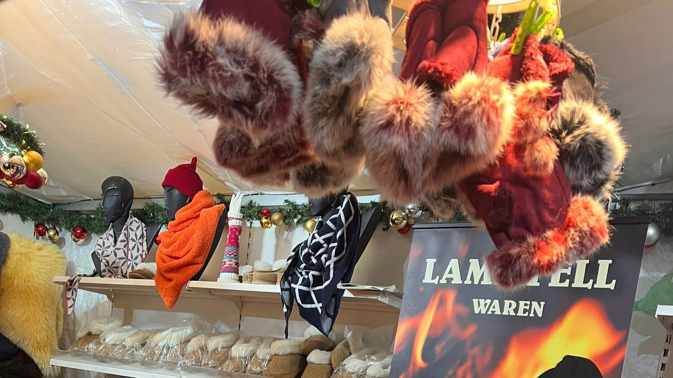 Die Kaninchenpelz-Handschuhe hängen an der Decke: Auf dem Weihnachtsmarkt gilt eigentlich ein Pelzverbot.