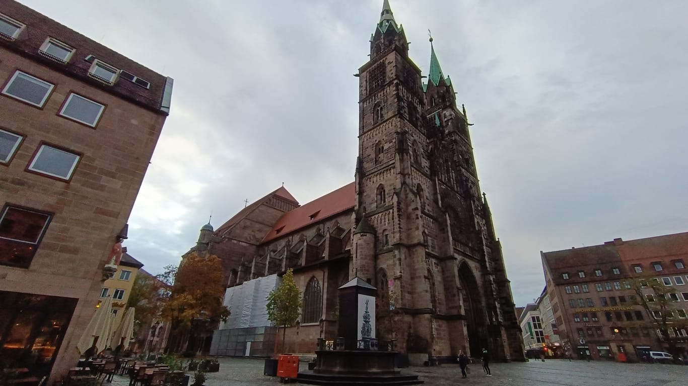 Die Lorenzkirche in der Nürnberger Fußgängerzone.