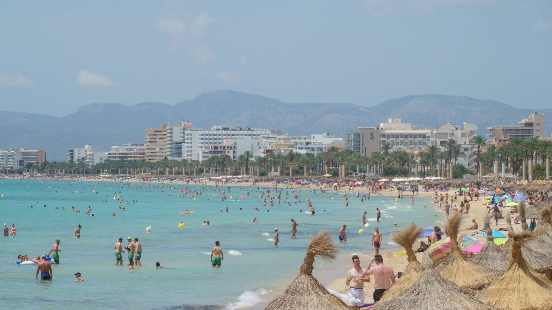 Strandszene an der Playa de Palma (Symbolbild): Ein Umbau auf einem bekannten Platz bedroht eine beliebten Frittenbude in Palma.