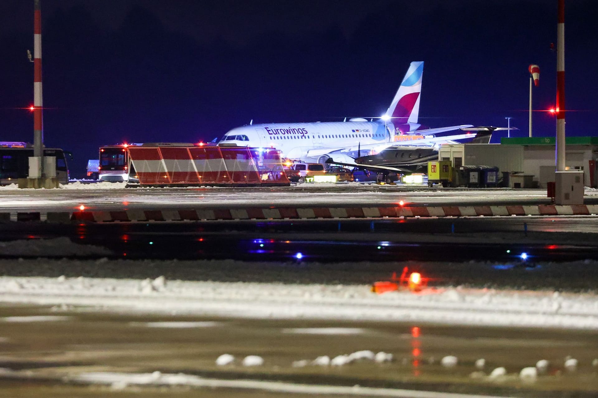 Flieger auf dem Hamburger Flughafen: Die Maschine war über die Landebahn hinaus gerollt.