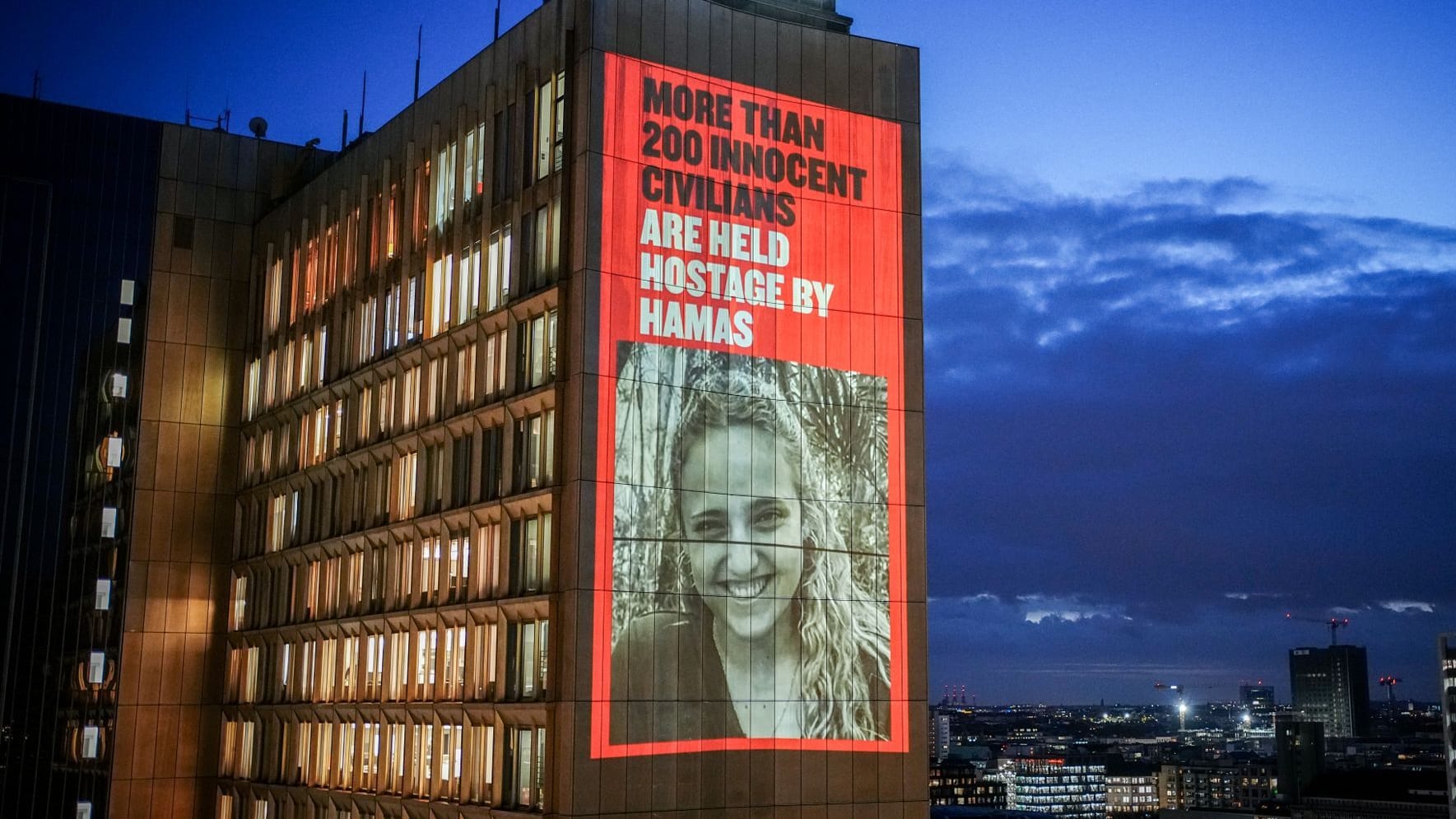 Bilder der mehr als 200 Geiseln der Hamas werden in einem Video mit einer Lichtprojektion am Axel-Springer-Hochhaus gezeigt. Die Aktion ist von israelischen und in Berlin lebenden israelischen Künstlerinnen und Künstlern initiiert und unterstützt. Bilder der mehr als 200 Geiseln der Hamas werden in einem Video mit einer Lichtprojektion am Axel-Springer-Hochhaus gezeigt. Die Aktion ist von israelischen und in Berlin lebenden israelischen Künstlerinnen und Künstlern initiiert und unterstützt.