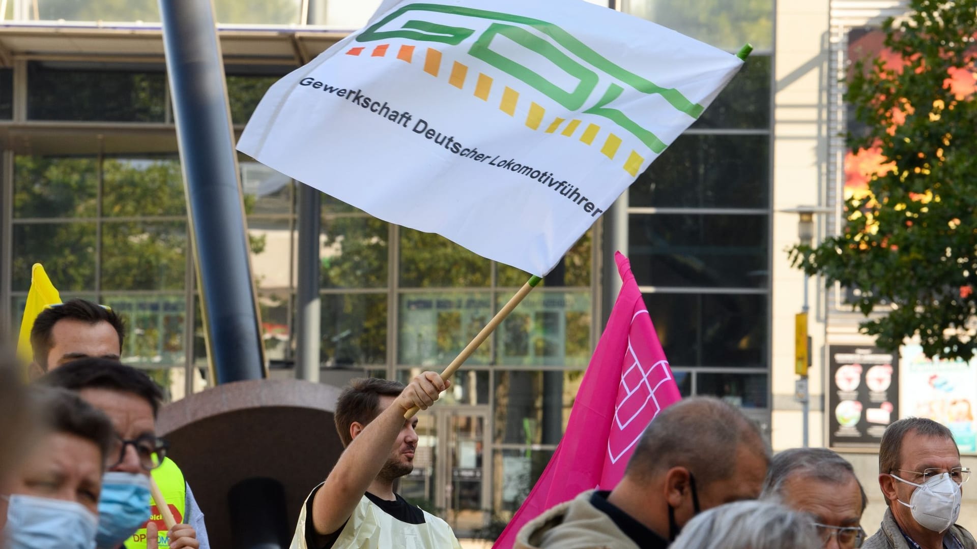 GDL ruft Mitglieder zur Urabstimmung über Bahnstreiks auf GDL ruft Mitglieder zur Urabstimmung über Bahnstreiks auf