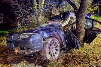 Völlig zerstört: In diesem BMW kam der Mann ums Leben.