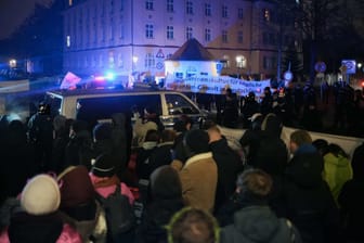 Dresden: Die "Freien Sachsen" demonstrierten am Mittwochabend in Trachau. Auch Gegenproteste waren angemeldet.
