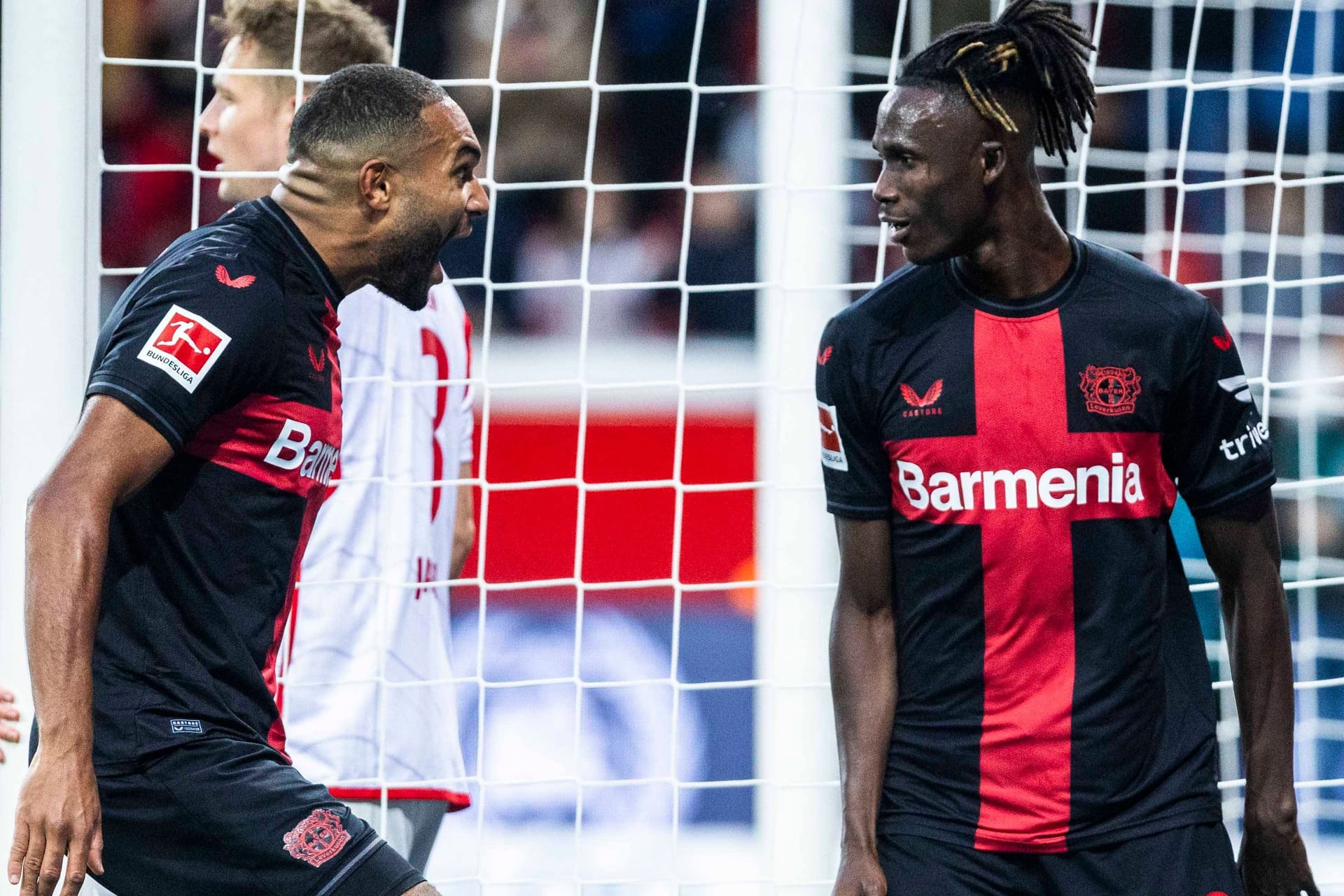 Jonathan Tah (l.) feiert Odilon Kossounou: Der Abwehrmann erzielte das zweite Tor der "Werkself".