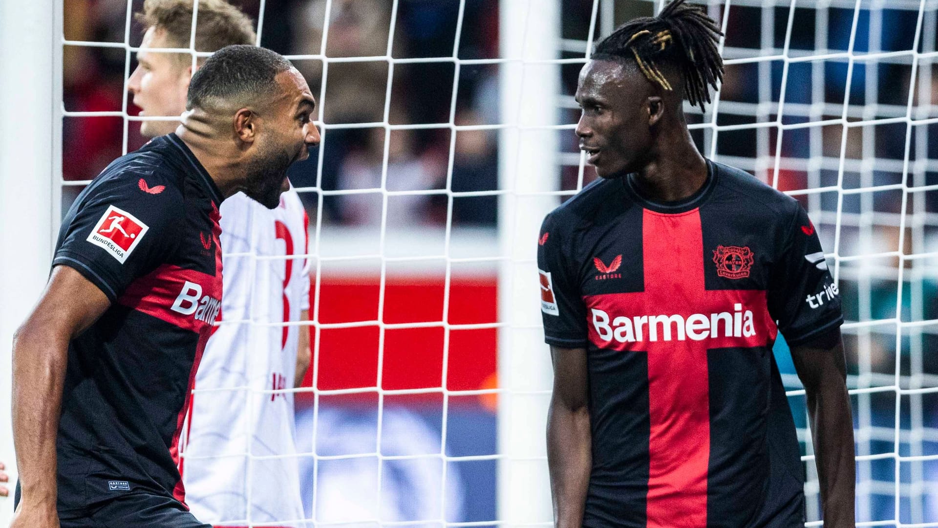 Jonathan Tah (l.) feiert Odilon Kossounou: Der Abwehrmann erzielte das zweite Tor der "Werkself". Jonathan Tah (l.) feiert Odilon Kossounou: Der Abwehrmann erzielte das zweite Tor der "Werkself".